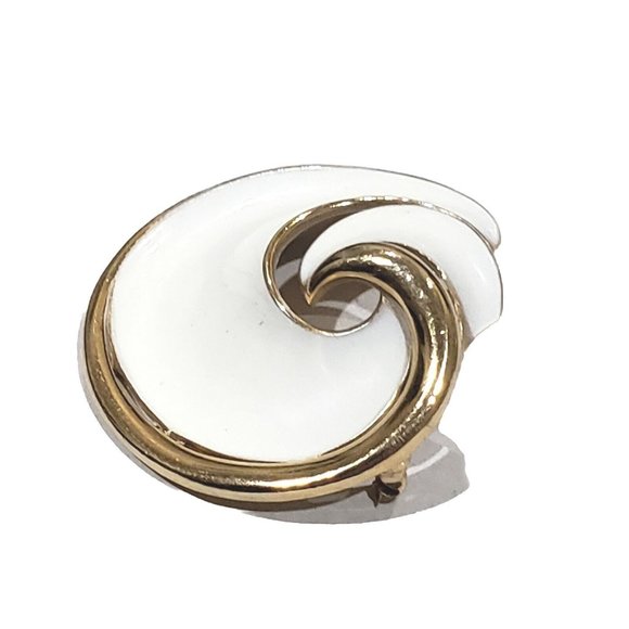 Vintage CROWN TRIFARI White Enamel Gold Tone Pin - Picture 2 of 8